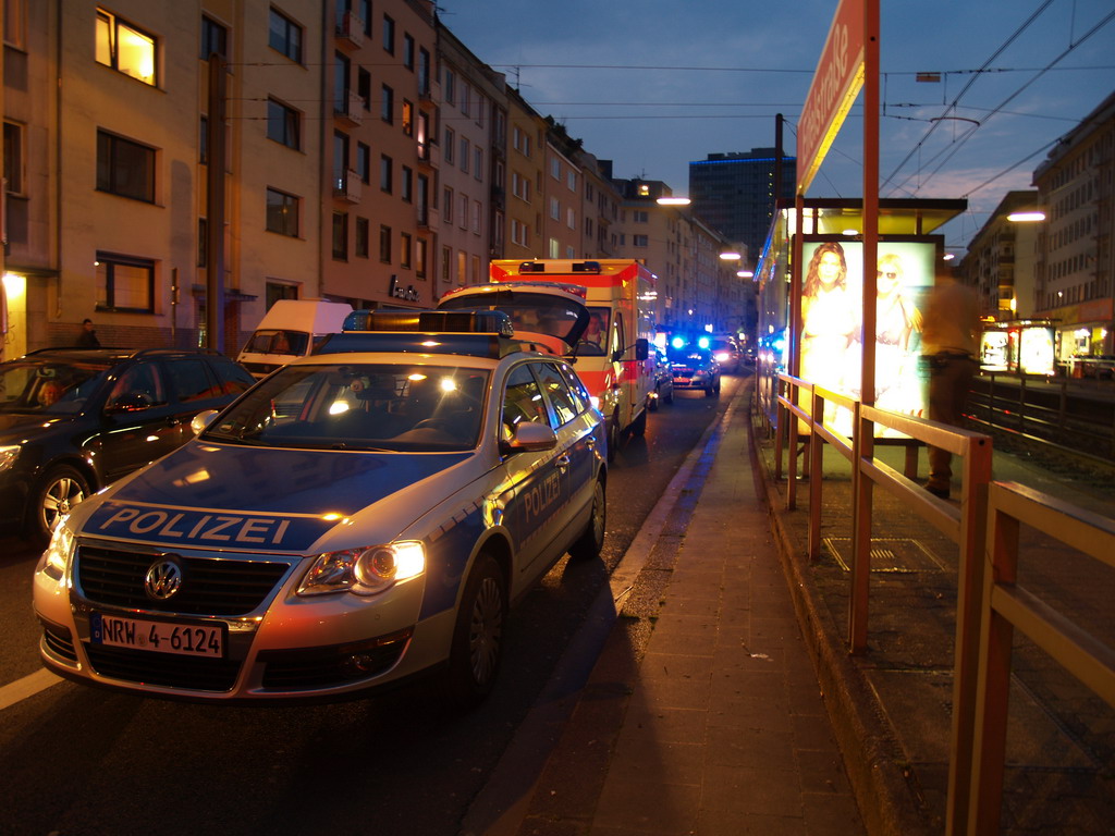 Person unter KVB Bahn Koeln Eifelstr P08.JPG